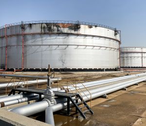 Des flammes et de la fumée près d’un site d’Aramco à proximité de Riyad
