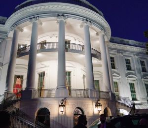 Trois médias chassés de la Maison Blanche par Trump demandent à un juge de garantir leur accès