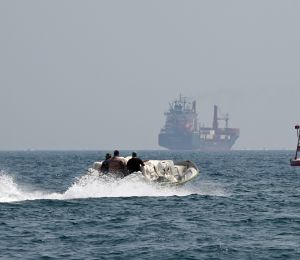 Deux membres d'équipage recherchés par Oman après l'attaque d'un pétrolier dans le détroit d'Ormuz