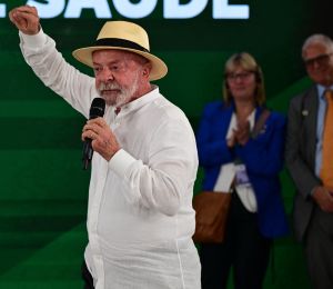 Présidentielle au Brésil: pour sa dernière bataille, Lula affronte le fils Bolsonaro