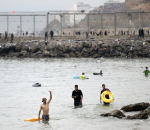 Ceuta: début du transfert de migrants des plages vers le port de l'enclave espagnole