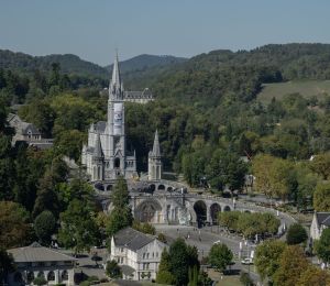 Visite du pape: derrière l'embellie des baptêmes de jeunes, une Église de France affaiblie