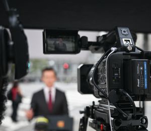 Les grandes chaînes américaines solidaires de CNN, écartée de la Maison Blanche