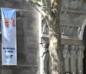 Le pape Léon XIV s'envole pour une première visite en France très attendue