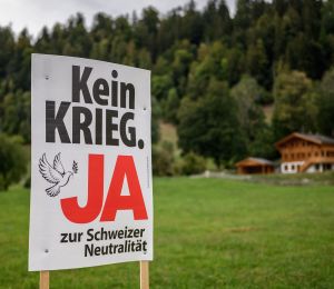 La Suisse vote sur son emblématique neutralité
