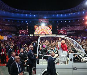 Accueil de rock star au Stade de France pour Léon XIV