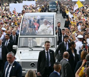 Début de la messe célébrée par Léon XIV devant 700.000 personnes à Paris
