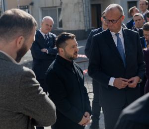 Le chancelier allemand Merz en visite en Ukraine, un pont de Kiev attaqué de nouveau