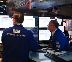 Le pétrole baisse avec davantage de pétrole qui sort du Moyen-Orient