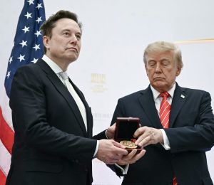 Trump décore Musk d'une médaille scientifique et le qualifie de «trésor national»