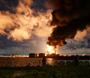 Russie: un mort, deux sites pétroliers incendiés après une attaque «massive» de drones