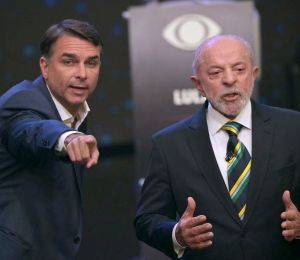 Brésil: Lula et Flavio Bolsonaro s'écharpent lors de leur premier débat
