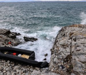 Grèce: 12 migrants morts au total lors de deux accidents en mer Égée