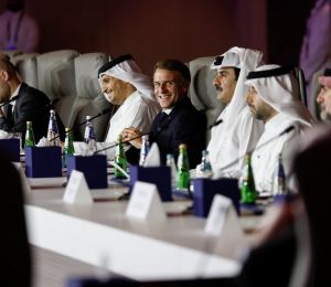 Macron atterrit à Riyad, étape surprise d'une tournée dans le Golfe