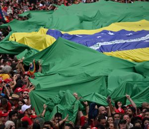 Les Brésiliens aux urnes pour un âpre duel entre Lula et Flavio Bolsonaro