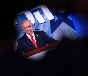 Israël: aucune majorité après dépouillement de la moitié des voix, Netanyahou et son camp en tête
