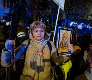 Pologne: la police bloque l'accès au Tribunal constitutionnel, au cœur d'une crise politique