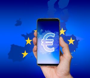 L’euro au plus bas face aux incertitudes européennes