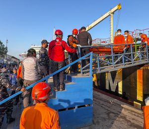 Naufrage d'un ferry en Indonésie: reprise des recherches de 129 personnes disparues