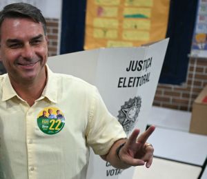 Flavio Bolsonaro crée la surprise en devançant Lula, le Brésil ira au second tour
