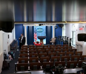 Exclus de la Maison Blanche par Trump, trois médias américains saisissent la justice