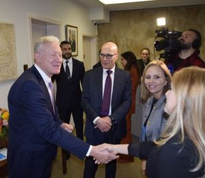 Raggi lance le relevé biométrique pour les passeports libanais à Washington