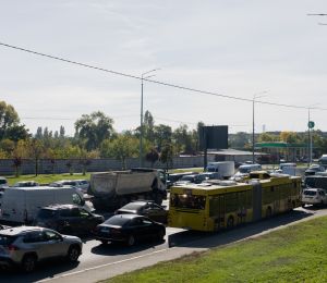 Ukraine: chaos routier à Kiev après la fermeture d'un pont touché par des frappes russes