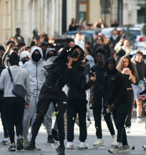 Violences en France: de nouveaux couvre-feux prévus mardi soir