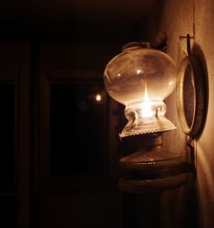 La lampe à huile, éclairer avant l’interrupteur