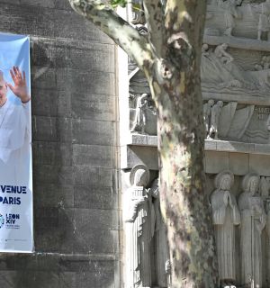 Le pape Léon XIV s'envole pour une première visite en France très attendue
