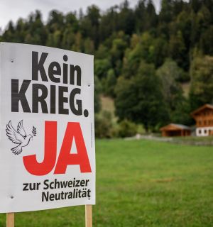 Les Suisses refusent largement de durcir leur neutralité