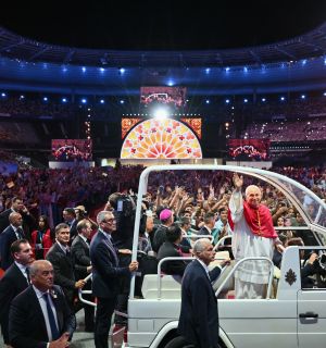 Accueil de rock star au Stade de France pour Léon XIV