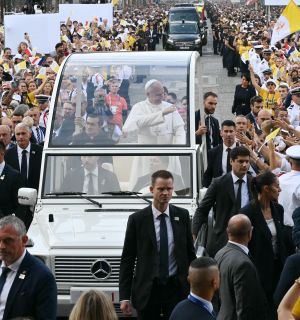 Début de la messe célébrée par Léon XIV devant 700.000 personnes à Paris
