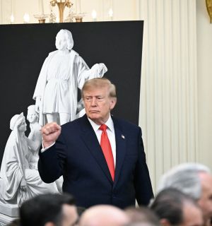 Trump exempte la Russie de nouvelles sanctions, Moscou salue un «moment historique»