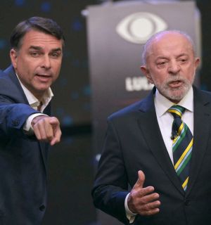 Brésil: Lula et Flavio Bolsonaro s'écharpent lors de leur premier débat