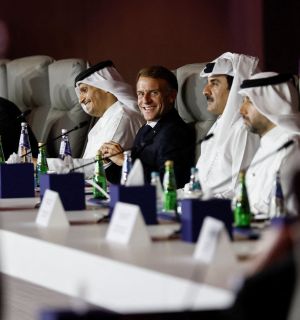 Macron atterrit à Riyad, étape surprise d'une tournée dans le Golfe