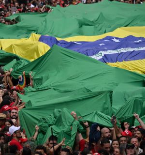 Les Brésiliens aux urnes pour un âpre duel entre Lula et Flavio Bolsonaro