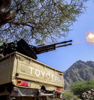 Yémen: 14 morts dans des frappes saoudiennes, les Houthis ciblent eux l'aéroport d'Aden