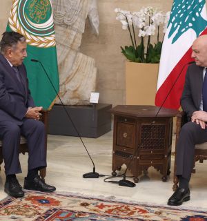 Aoun défend la voie diplomatique, la Ligue arabe soutient les négociations