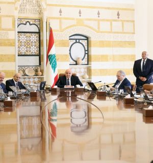 Aoun appelle à préserver la stabilité, Salam réaffirme le monopole de l’État sur les armes