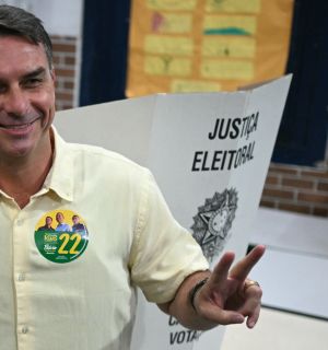 Flavio Bolsonaro crée la surprise en devançant Lula, le Brésil ira au second tour
