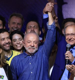 Brésil: Lula décroche un quatrième mandat, Bolsonaro veut l'annulation du scrutin