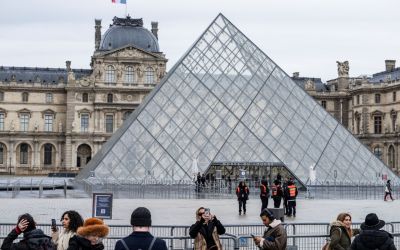 Un an après le casse du siècle, la difficile mue du Louvre sur la sécurité