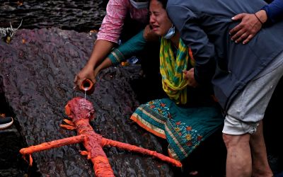 Des funérailles sans corps, une semaine après la crue au Népal et en Chine