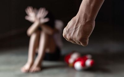 «C’est pour ton bien», la phrase qui apprend à l’enfant à subir en silence