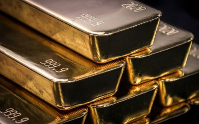 L'or plombé par les taux élevés et la concurrence du dollar