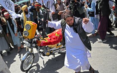 Danse traditionnelle et marée de drapeaux pour fêter cinq ans de pouvoir taliban en Afghanistan