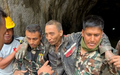 Crue dans l'Himalaya: un troisième rescapé extrait d'un tunnel, les recherches continuent