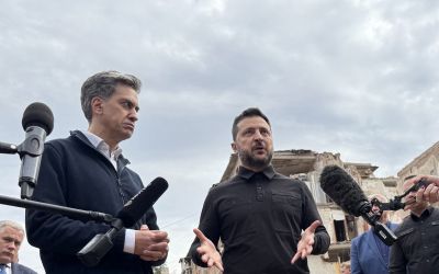Poutine «terrorise» les civils pour gagner la guerre, dit Miliband en visite en Ukraine