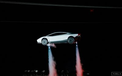 Tesla dévoile un Roadster à propulseurs de fusée capable d’effectuer un tonneau dans les airs